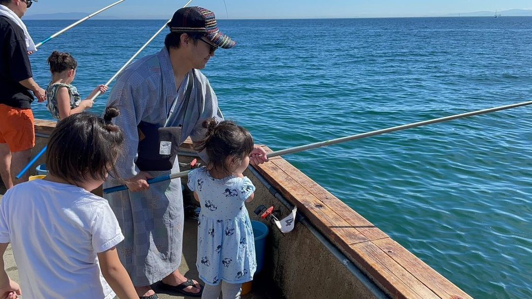 プライベート釣り場での釣り体験の様子。足場が安定している「ファミリーエリア」があり、子連れで安心して楽しめる。エサは”虫の幼虫ではなくオキアミで、抵抗感少なめ”だったそう / 1