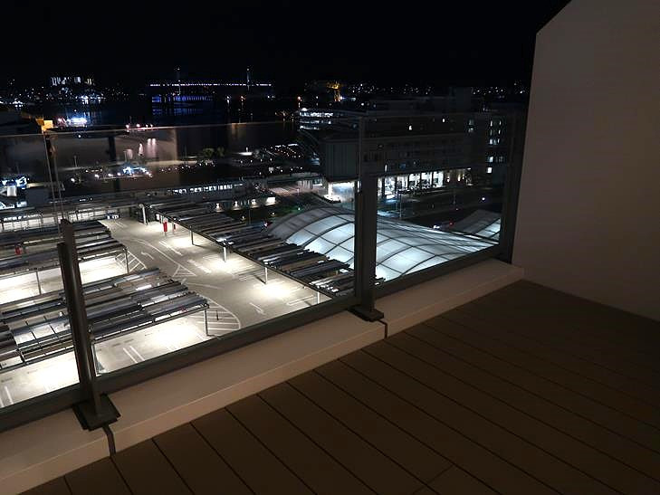 部屋付きのバルコニーも広々