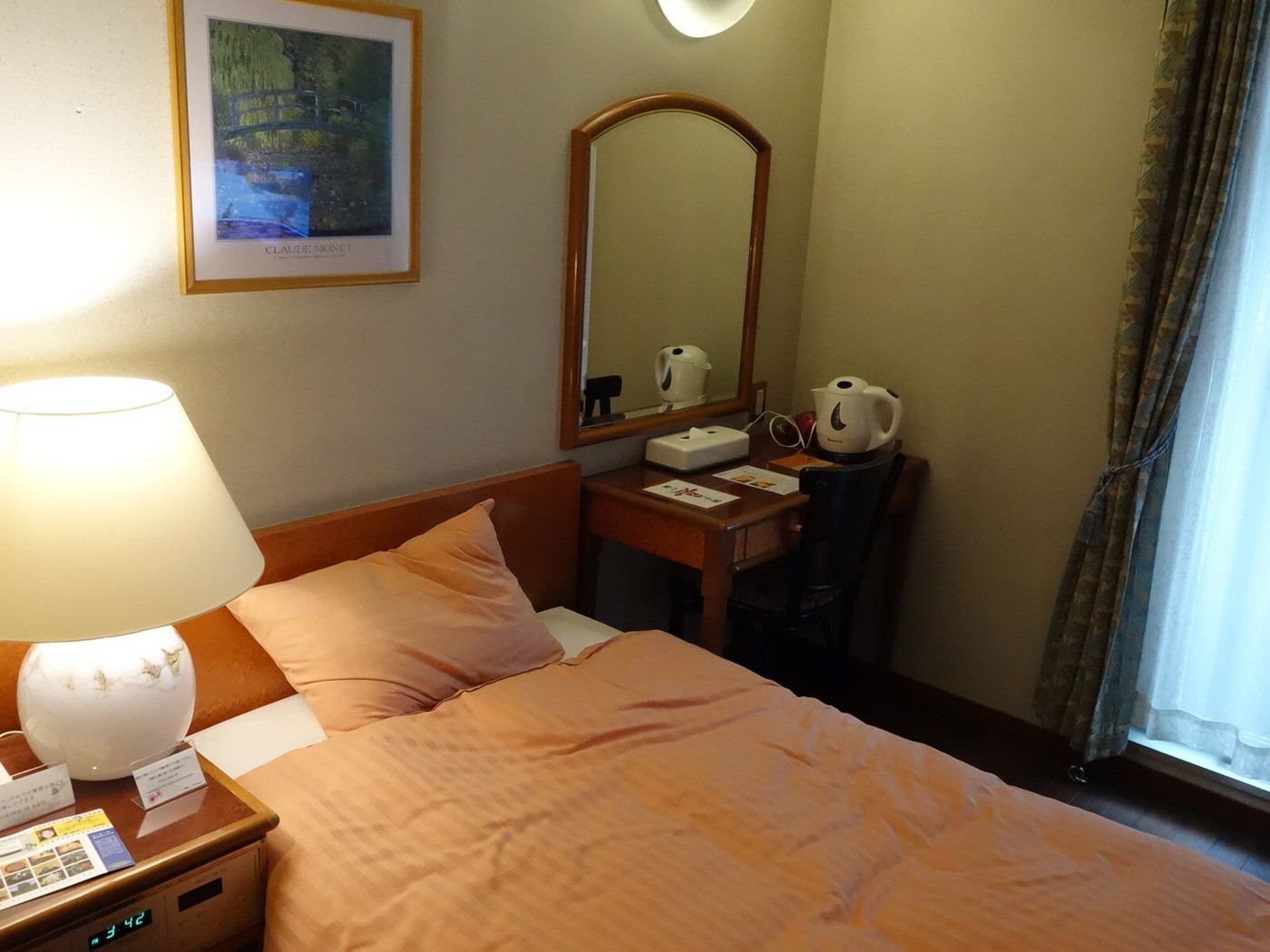 「神戸北の坂ホテル」 内観 24176863 部屋は天井は低いが、広さはまあまあ