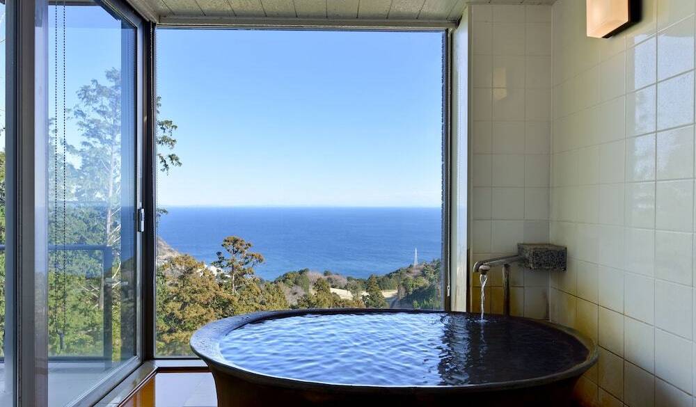 客室露天風呂で
贅沢な朝のひと時 / 1