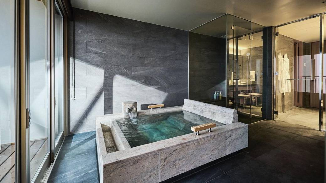 客室の半露天風呂で
大塩温泉の湯を楽しむ / 1