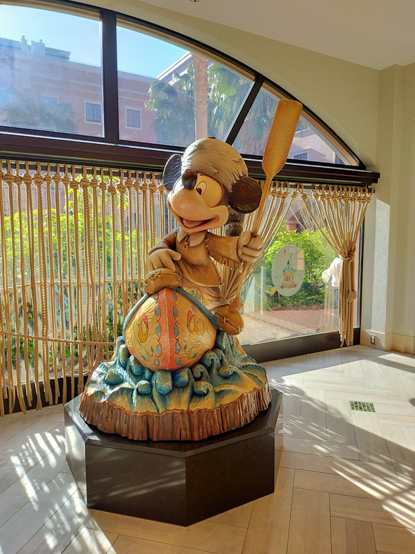 エントランス正面にはミッキーが！