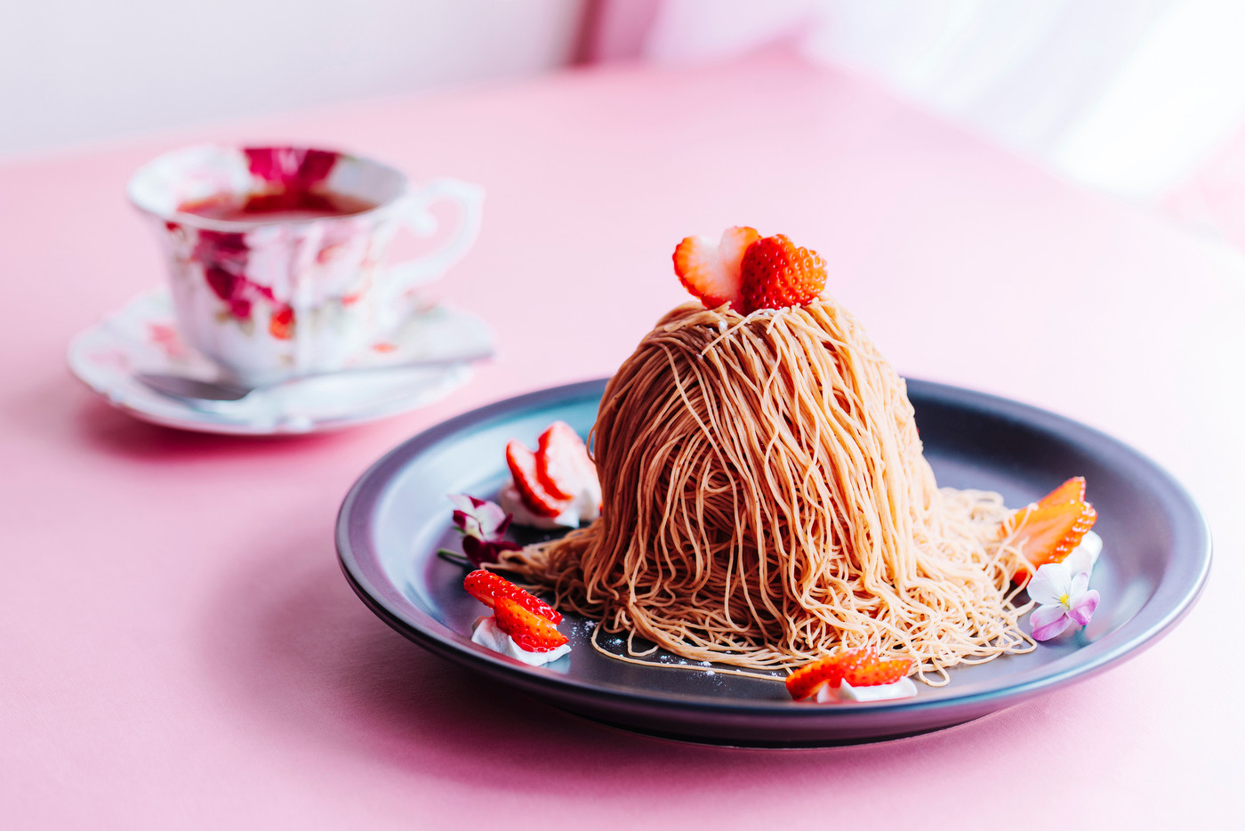 “ピンク色の邸宅”でいただく春のモンブラン2606690