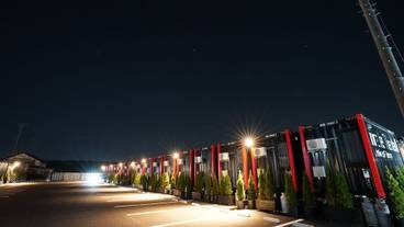 施設の正面 (日没後) / 2