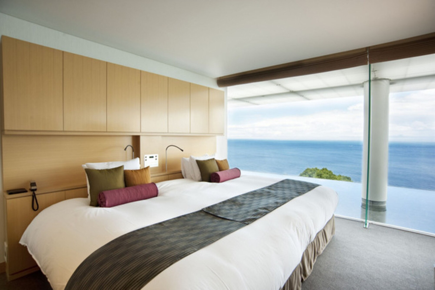 窓を開ければ露天風呂に早変わり！広い湯船の貸切風呂3688099