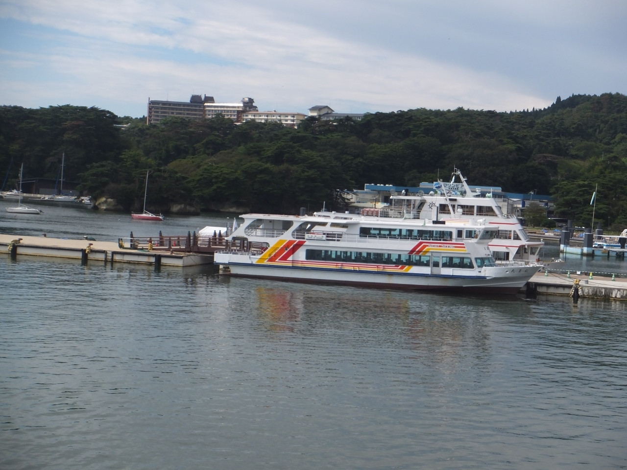 島々の魅力を間近で「松島島巡り観光船」611113