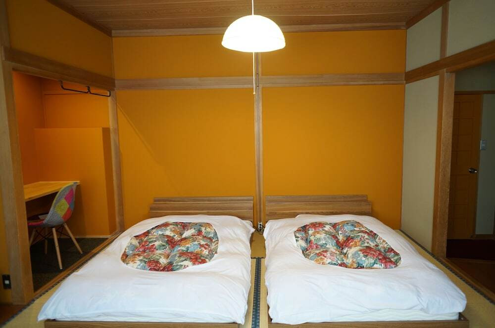 レトロでハイカラな新感覚の温泉ホステル3996656