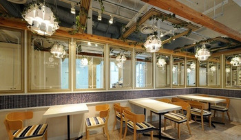 「パンケーキ＆スイーツ　ブラザーズカフェ  梅田オーパ店」内観 933811 ブルーとホワイトを基調とした落ち着いた雰囲気の店内です。