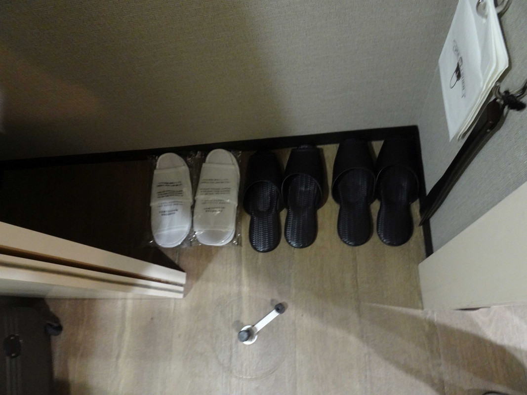 大浴場用スリッパと使い捨てスリッパがあります