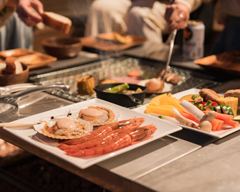 富士山を望むトレーラーハウスでラグジュアリーなグランピング体験3929115