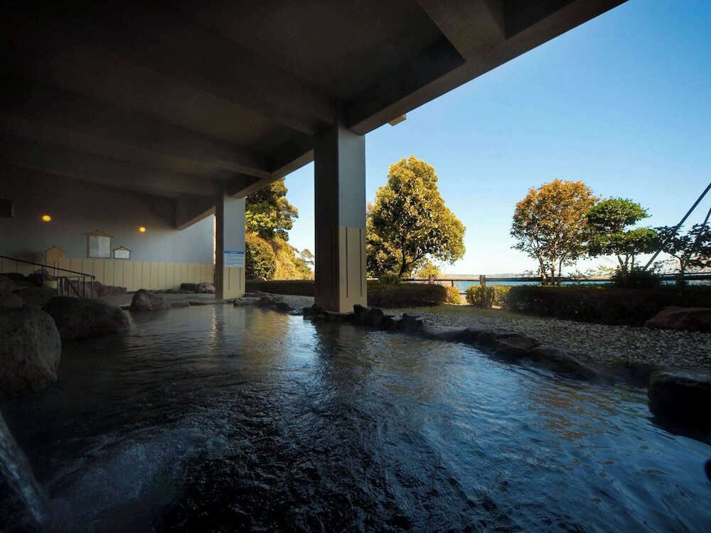 オーシャンフロントの絶景リゾートホテルで温泉とグルメを満喫3947528