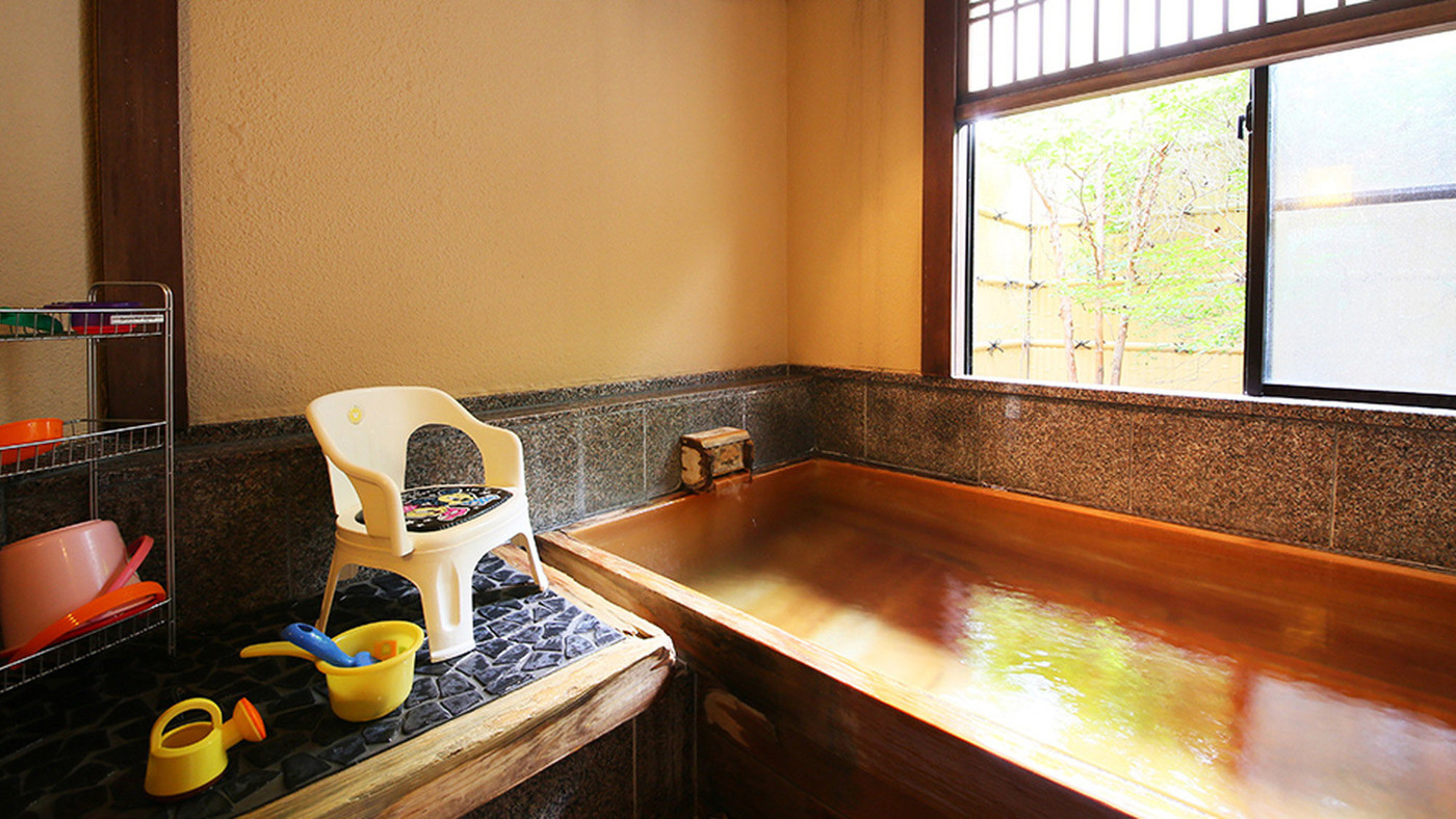 家族風呂でみんな一緒に心も体もぽかぽかに4043115