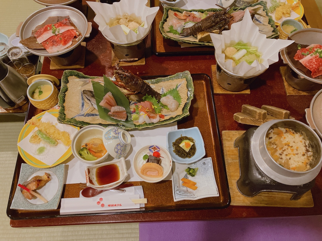 夕食、朝食とも部屋でいただきました。