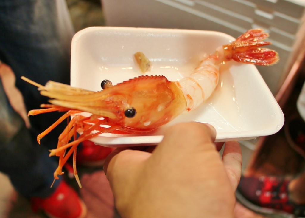 がっつり海鮮丼をいただくも良し、一皿ずつ食べ歩きを楽しむのも良し♪2985686