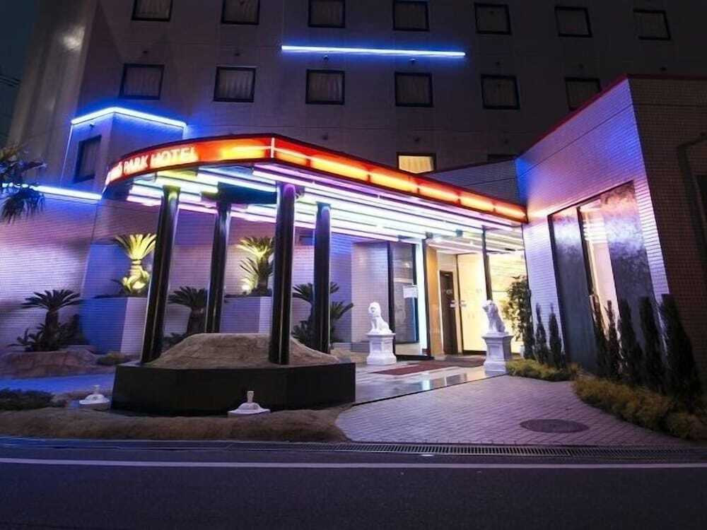 施設の正面 (日没後)