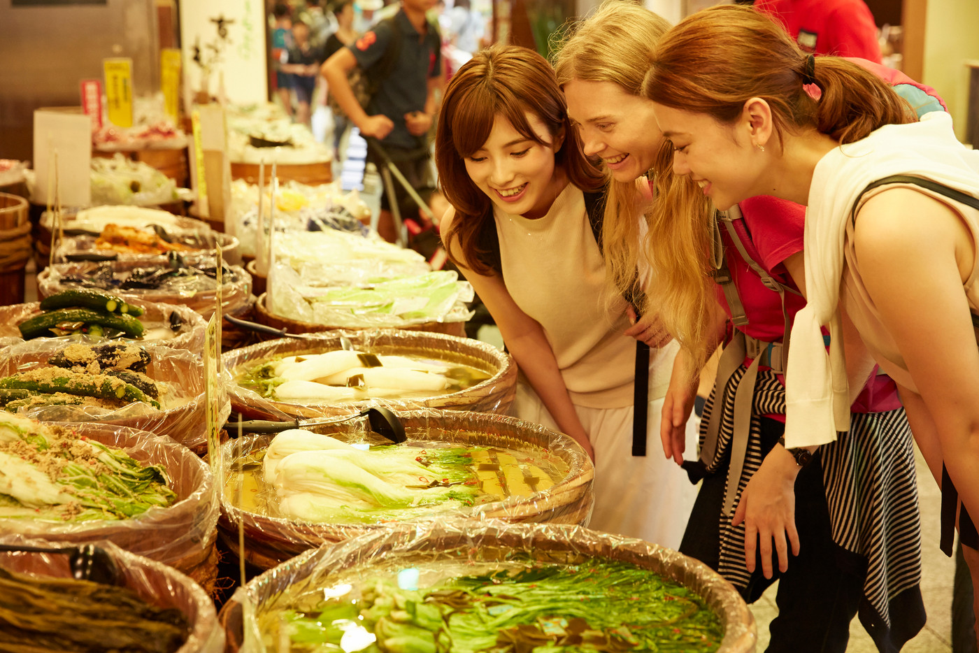 市場を観光する外国人女性と日本人女性