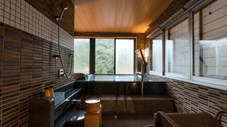 [山側眺望] 源泉半露天風呂付き特別和洋室 (2022年新登場)