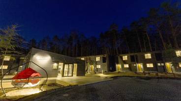 施設の正面 (日没後) / 13