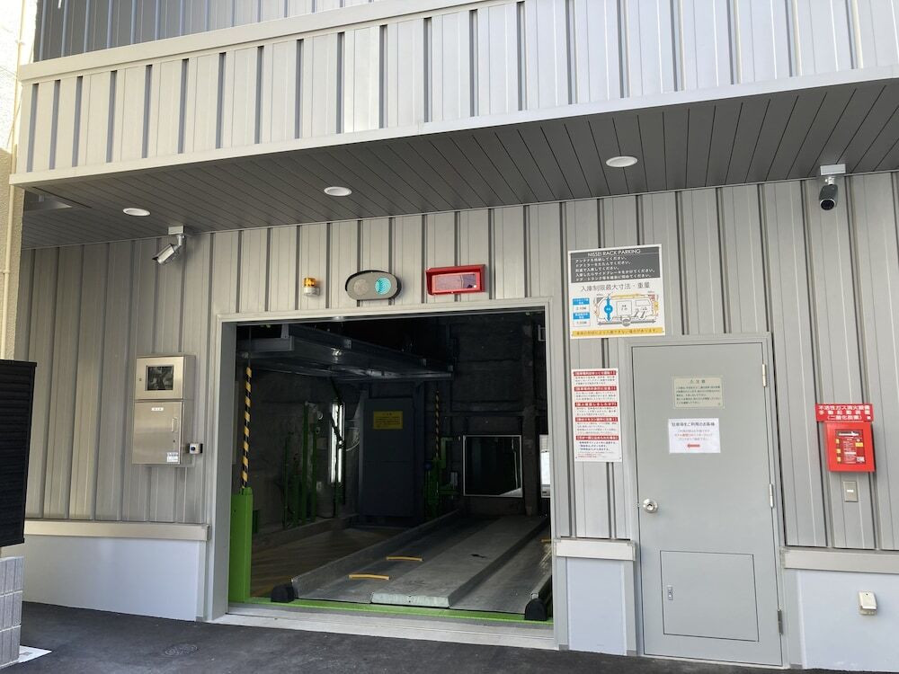 ホテル併設の有料立体駐車場