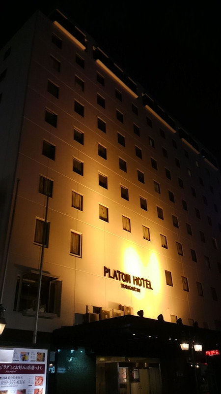 繁華街の中にある大きなホテルで、夜でもわかりやすかったです。