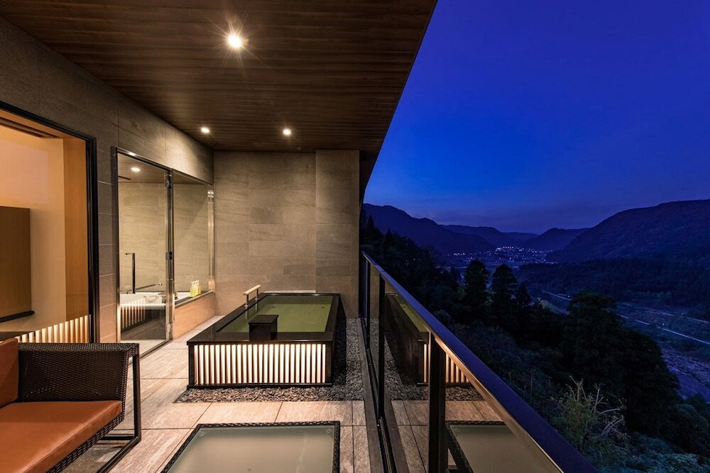 別邸 鶯宿スイート の露天風呂(夜)