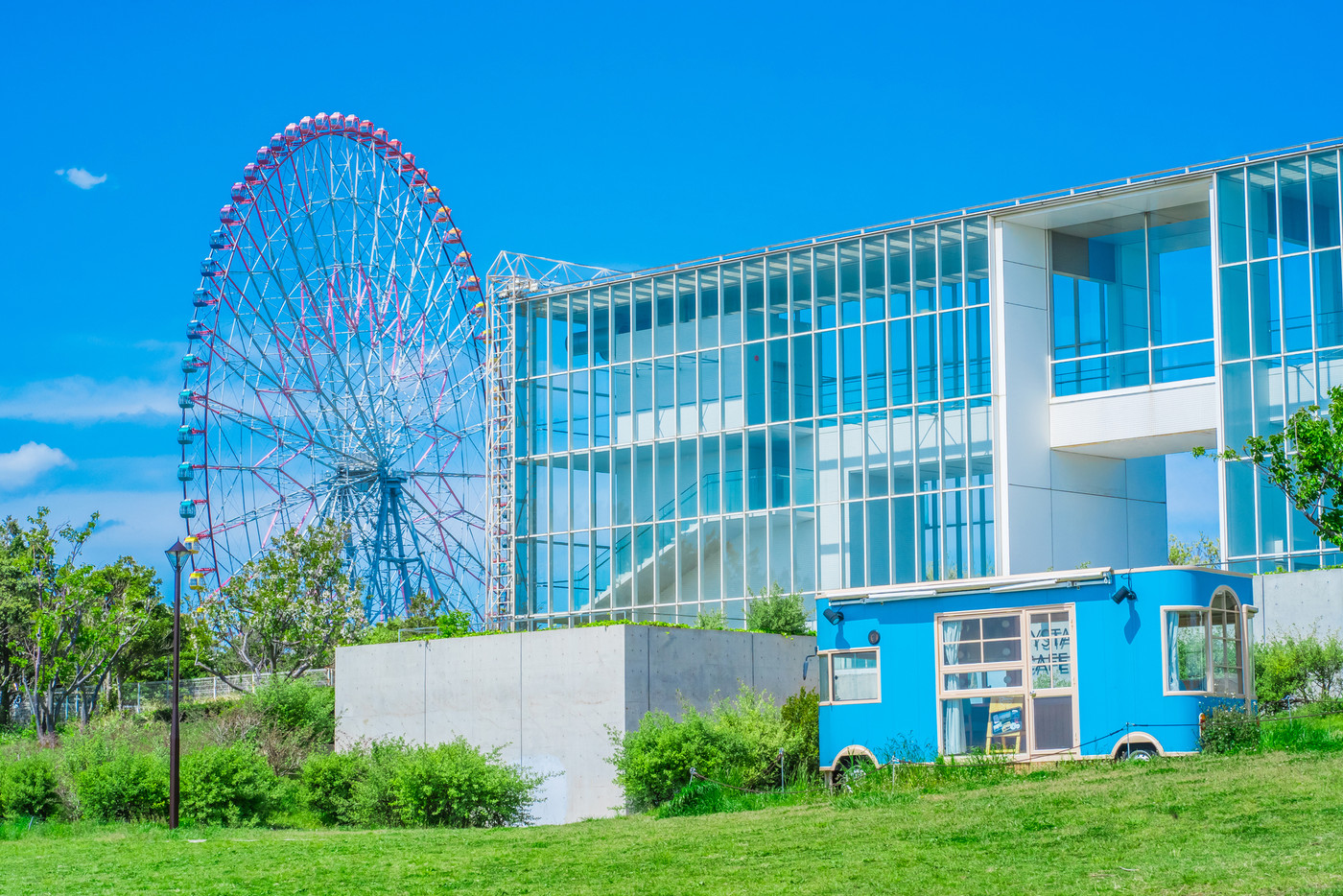 東京・葛西臨海公園の広場と観覧車と水色のワゴンカー
