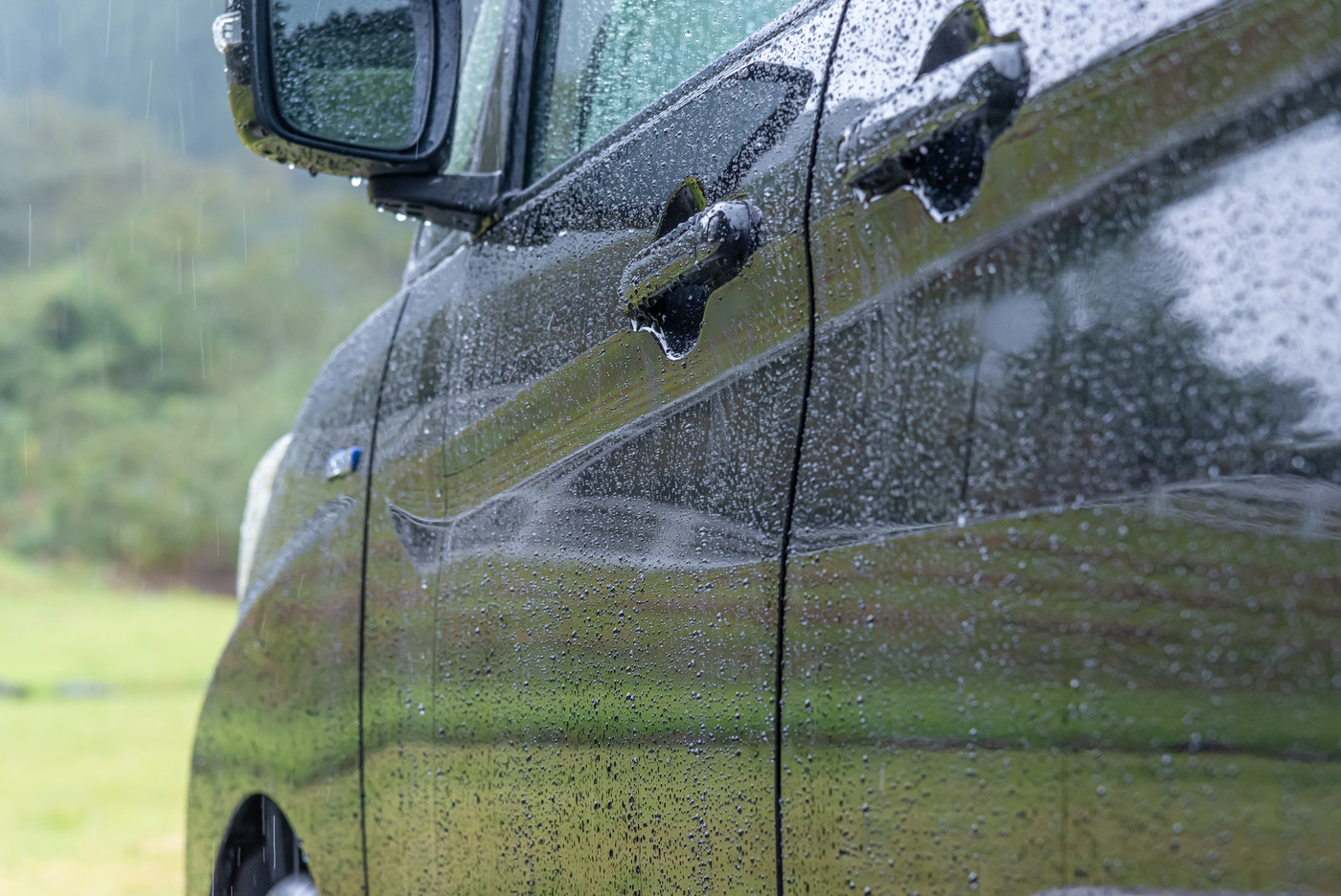 車のボディについた水滴