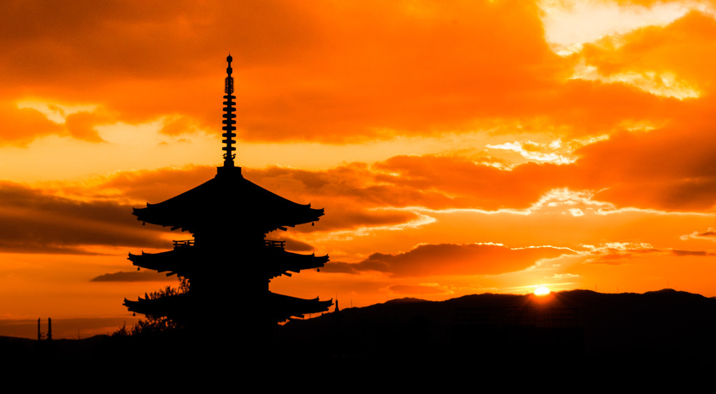【京都】「八坂の塔」と夕日の美しい風景を望める「高台寺公園」1383720