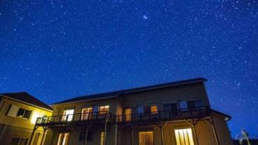 施設の正面 (日没後) / 1