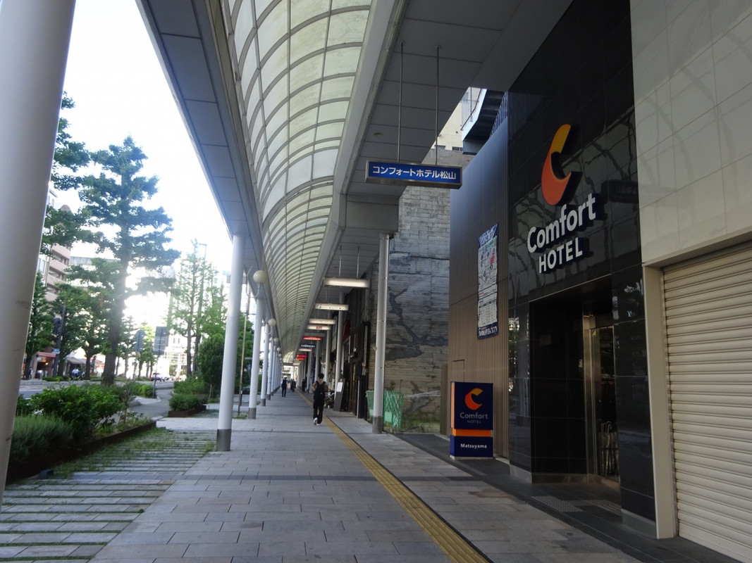 入口はアーケードの途中にあります