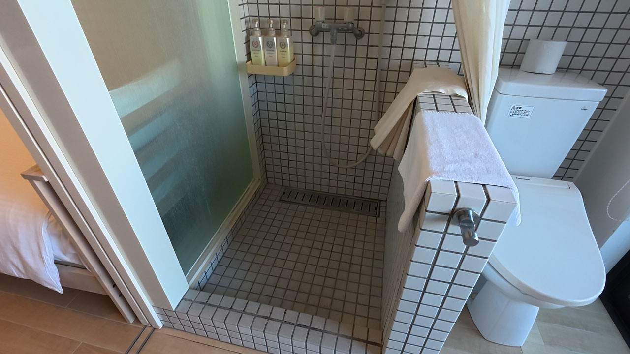 バスタブはなく、シャワーのみです。