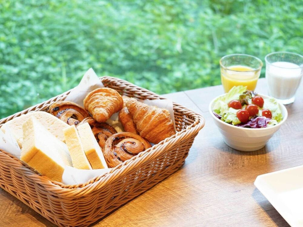 ラウンジで彩り豊かな朝食に舌鼓3514439