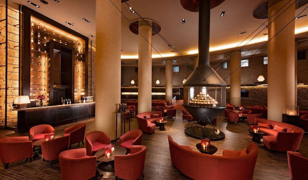 入口から目に入るラウンジ暖炉 / 2