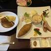 朝の洋食プレート。ヘビーです。