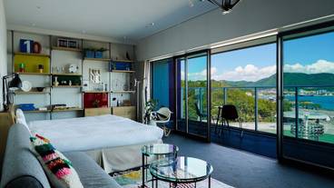 オーシャンバンクビュー 半露天スイートのリビング / 2