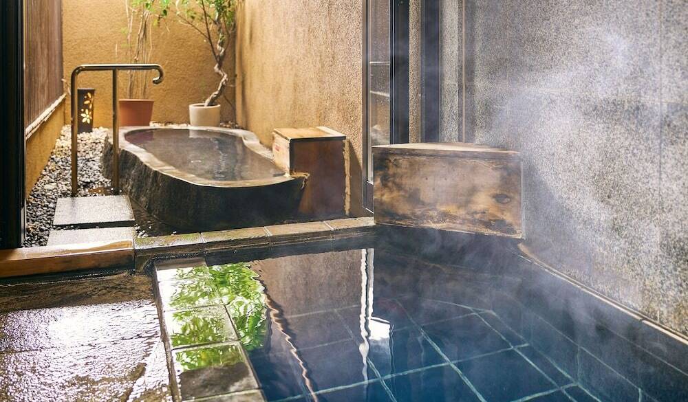 別館和洋室の内風呂と露天風呂 / 1