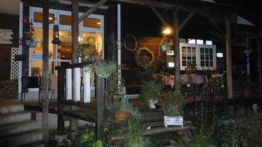 施設の正面 (日没後) / 5