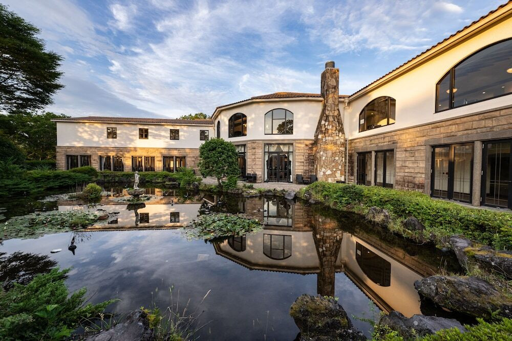 広い森の中に佇むクラシカルな旧迎賓館3931633