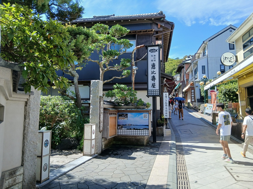 一歩出ればお店がたくさん　　すごく便利な場所です