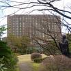 大隈庭園側から見たホテル外観。