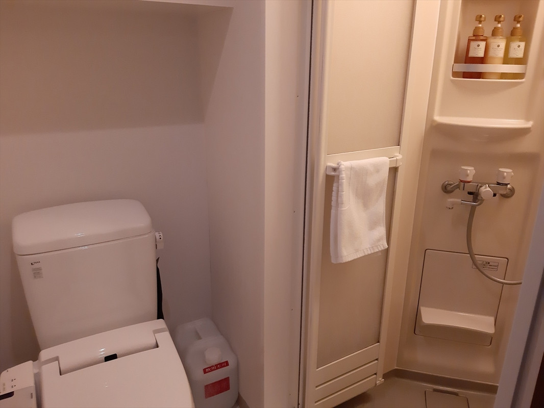 浴槽無しシャワーのみのお部屋でも露天風呂へ行けばくつろげます