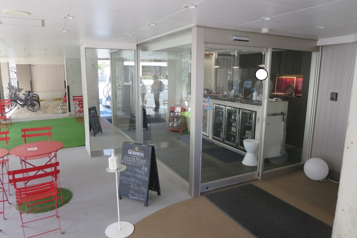 チェックインは1階にあるカフェのようなところにあります。