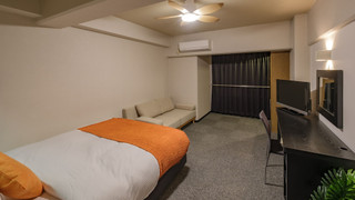 スタンダードルーム　ダブルベッド1台　禁煙　清掃料金別　連泊時の清掃なし