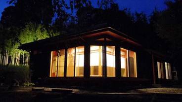 施設の正面 (日没後) / 8