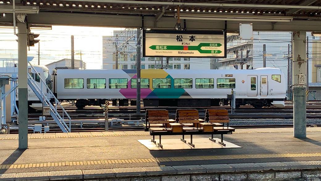 特急「あずさ」で
JR松本駅に到着 / 1