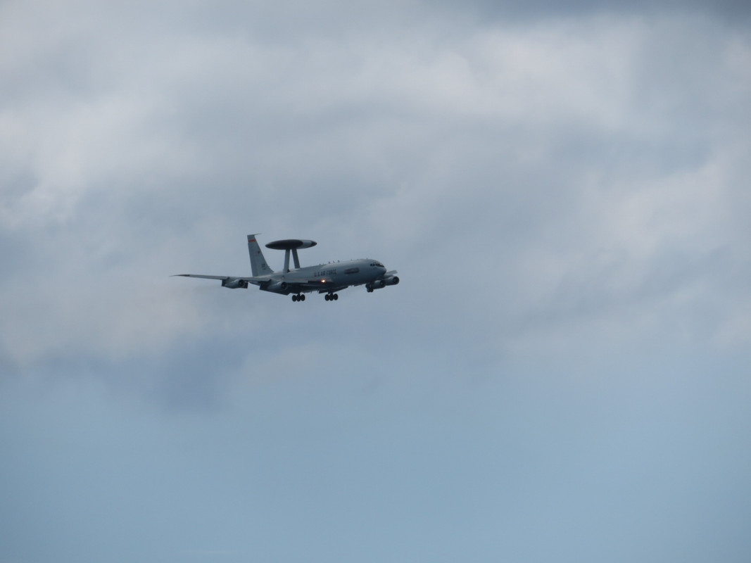 部屋の窓からとった米空軍機