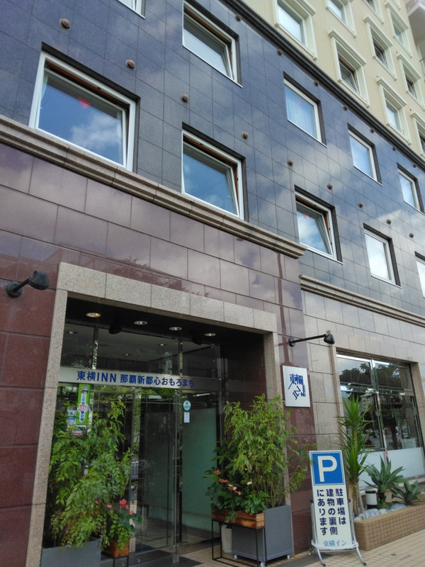 おもろまち駅からは若干歩きが、周辺にお店は多くて便利です。