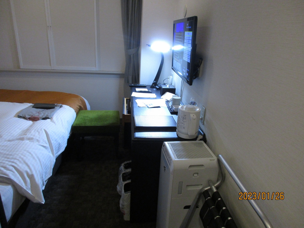 部屋は広くない。