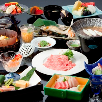 個室食で気兼ねなく楽しめる。露天風呂付き客室もあり4026406