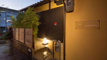 施設の正面 (日没後) / 2